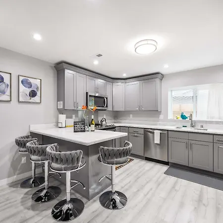 Kirkland Home With 2 Queen Beds - Totem Lake Village